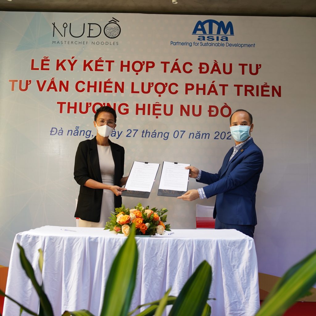 Master Chef Tuyet Pham & Ths. Trần Xuân MỚI - Founder/CEO ATM Asia trao Hợp đồng đã ký kết.