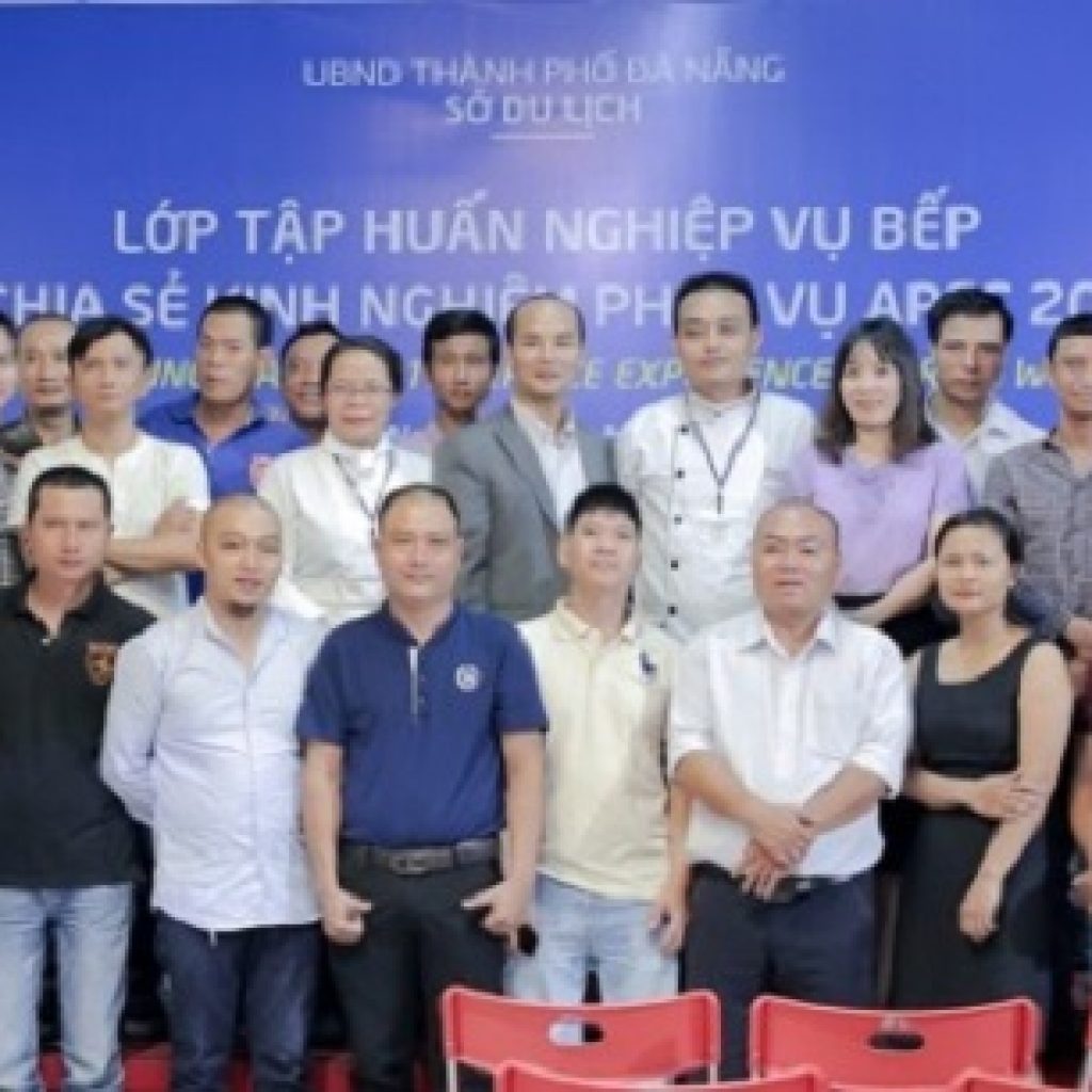 Chuyen gia ATM Asia tap huan bep cho 18 khach san phuc vu Apec